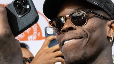 Basketball-Weltmeister Dennis Schröder würde gerne die deutsche Fahne bei den Olympischen Spielen in Paris tragen. (Foto: Boris Roessler/dpa)