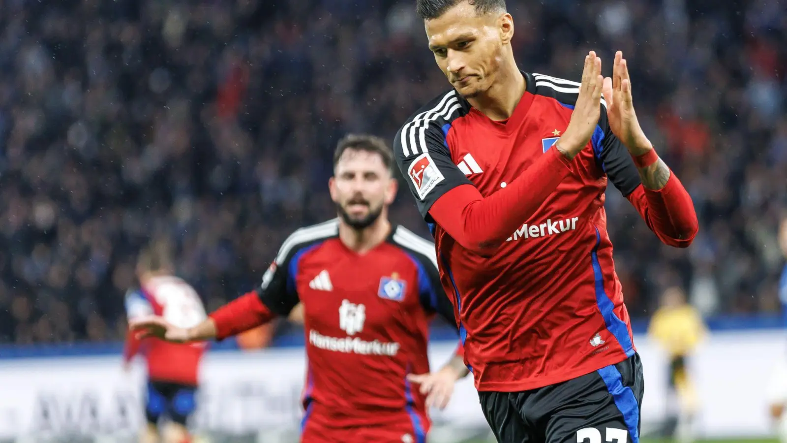 HSV-Torschütze Selke applaudiert nach seinem Treffer.  (Foto: Andreas Gora/dpa)