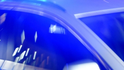 ILLUSTRATION - Ein Streifenwagen der Polizei steht mit eingeschaltetem Blaulicht auf der Straße. (Foto: Carsten Rehder/dpa)