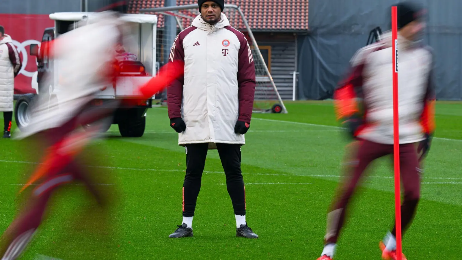 Trainer Vincent Kompany strebt einen Sieg an. (Foto: Sven Hoppe/dpa)