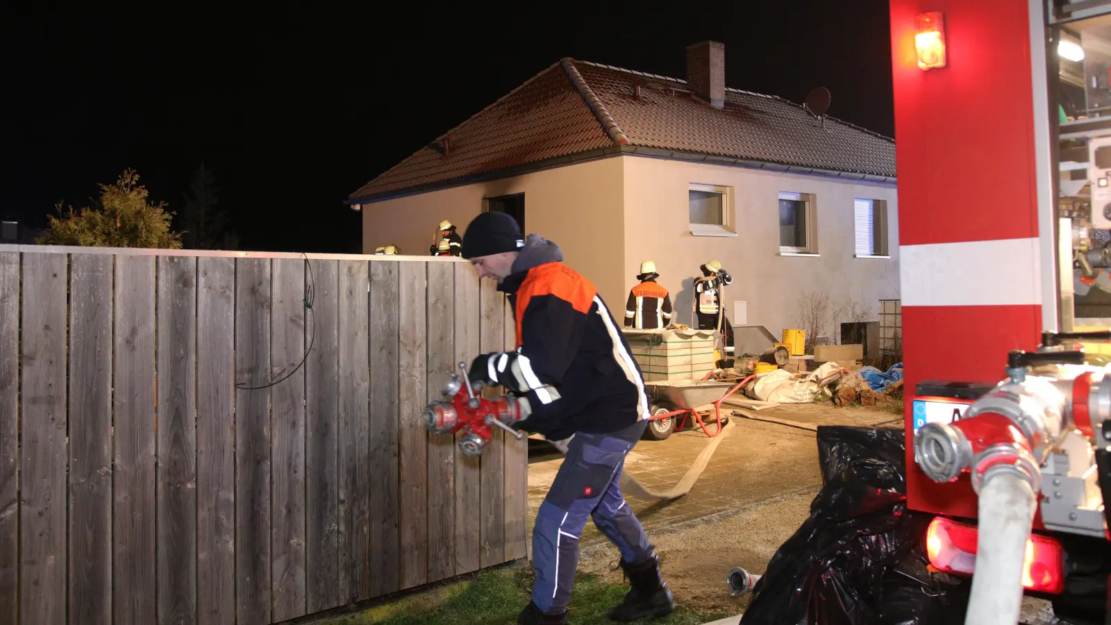 Rund 40 Feuerwehrleute waren in Bonnhof in der Nacht auf Dienstag im Einsatz. (Foto: NEWS5 / Markus Zahn)