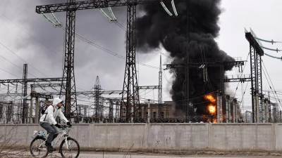 Ein Großteil der ukrainischen Energie-Infrastruktur fällt durch die russischen Angriffe mittlerweile aus (Foto: Yevhen Titov/AP/dpa)