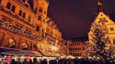 Der Weihnachtsmarkt in Rothenburg ist unter anderem wegen seiner mittelalterlichen Kulisse zu den beliebten Adventsmärkten in Deutschland. (Archivbild: Jürgen Binder)