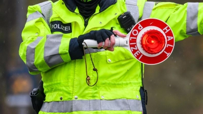 Weil er Schlangenlinien fuhr, hat die Polizei einen Autofahrer kontrolliert. (Symbolbild) (Foto: Robert Michael/dpa)