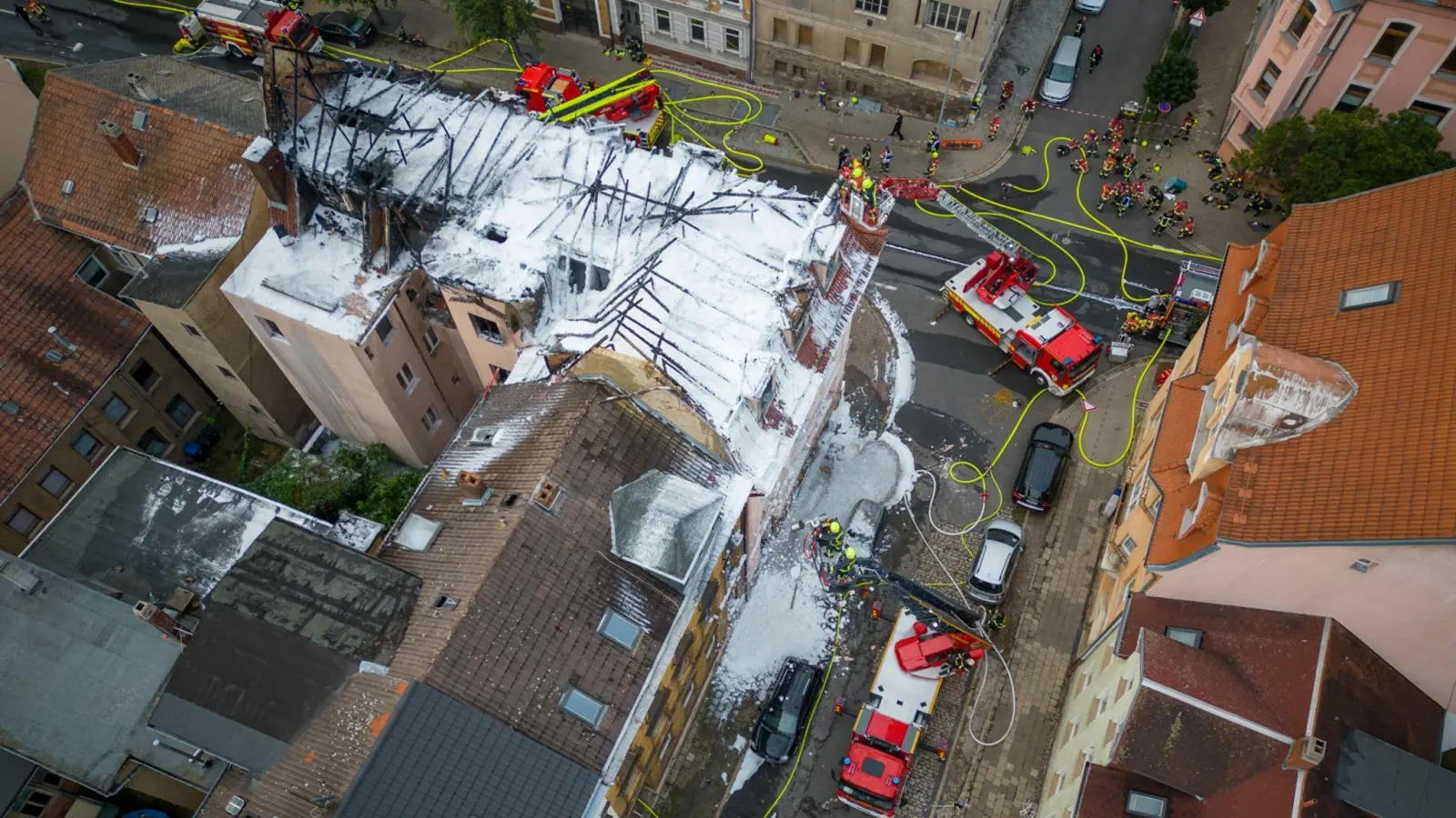 Beim Brand des Mehrfamilienhauses im thüringischen Apolda sind am frühen Sonntagmorgen zwei Personen getötet  worden. (Foto: Johannes Krey/dpa-Zentralbild/dpa)