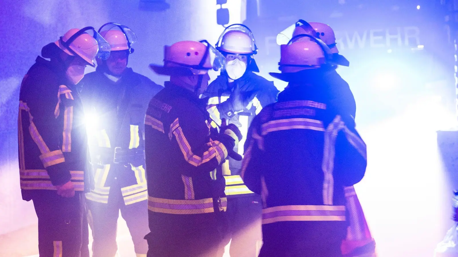 Die Einsatzkräfte sind mit einem Großaufgebot vor Ort. (Foto: Boris Roessler/dpa)