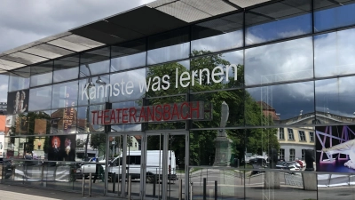 „Kannste was lernen“: Einer gewissen pikanten Ironie entbehrt der Schriftzug über dem Eingang des Theaters nicht. Über die Zukunft des Hauses gibt es ganz verschiedene Vorstellungen. (Foto: Florian Pöhlmann)