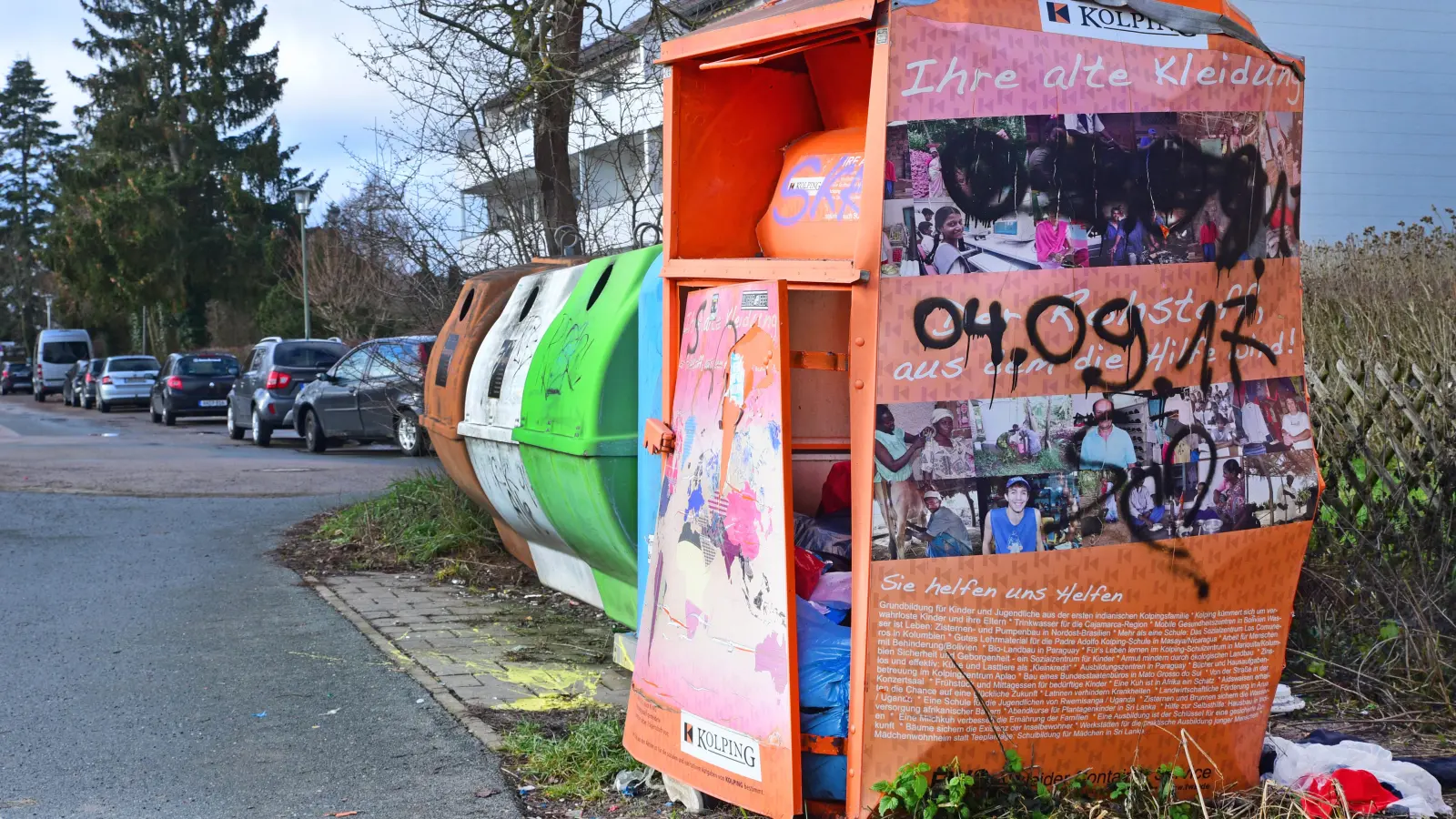 Durch die Wucht der Explosion wurde bei diesem Altkleidercontainer in der Karlsbaderstraße die Rückwand herausgesprengt. (Foto: Sarina Schwinn)