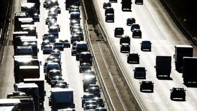 Auf einer Autobahn stehen Autos in einer Fahrtrichtung in einem langen Stau. (Foto: David Young/dpa/Symbolbild)