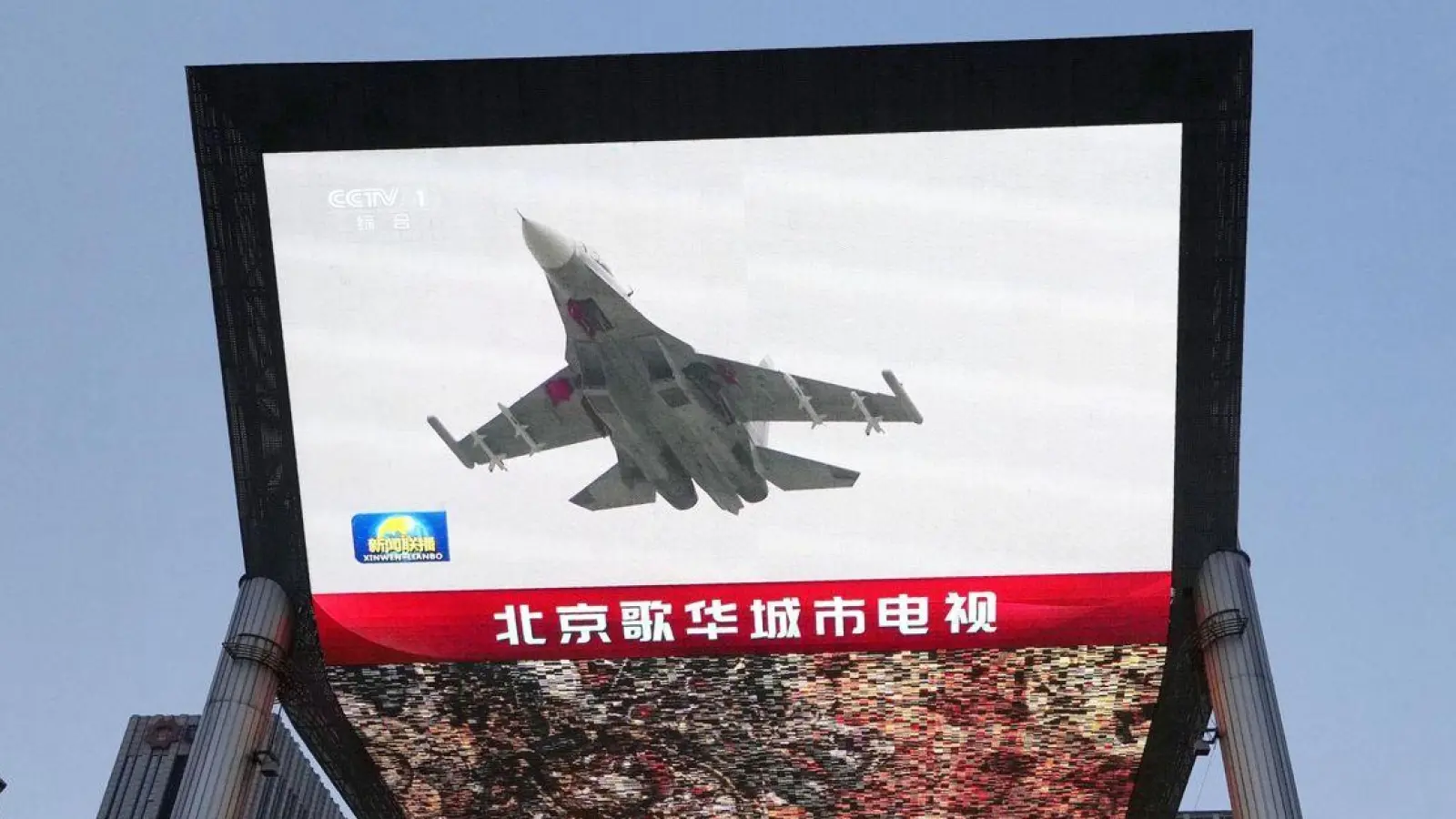 Auf einem Großbildschirm in Peking ist die Nachricht zu sehen, dass Chinas Militär eine zweitägige Übung rund um Taiwan begonnen hat. (Foto: kyodo/dpa)