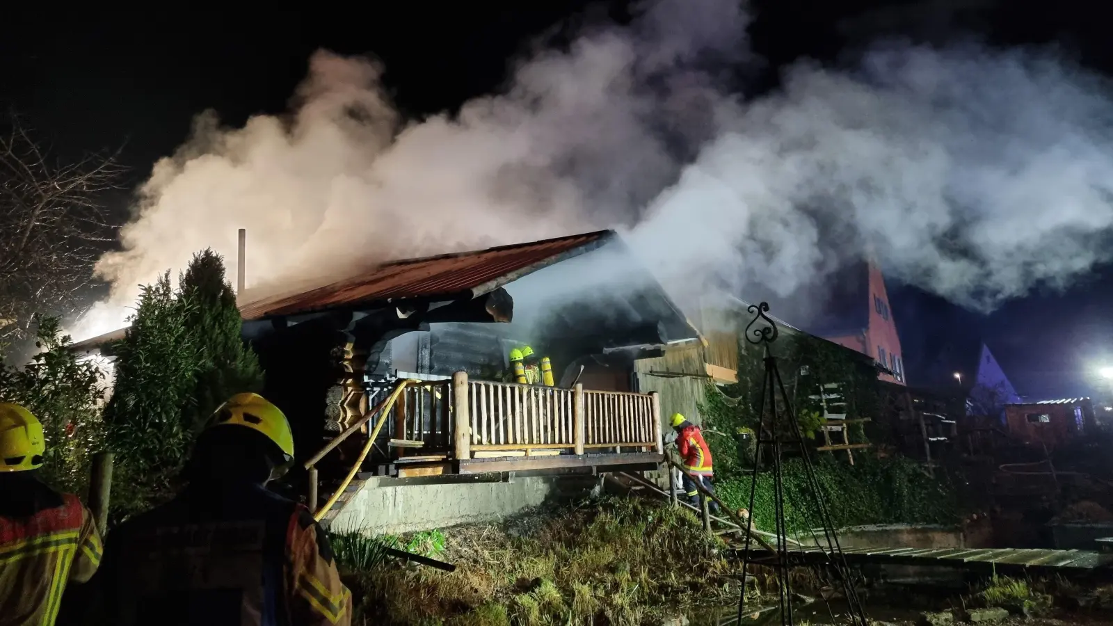 Die Feuerwehren verhinderten, dass die Flammen auf die benachbarten Gebäude übergriffen. (Foto: Rainer Weiskirchen)