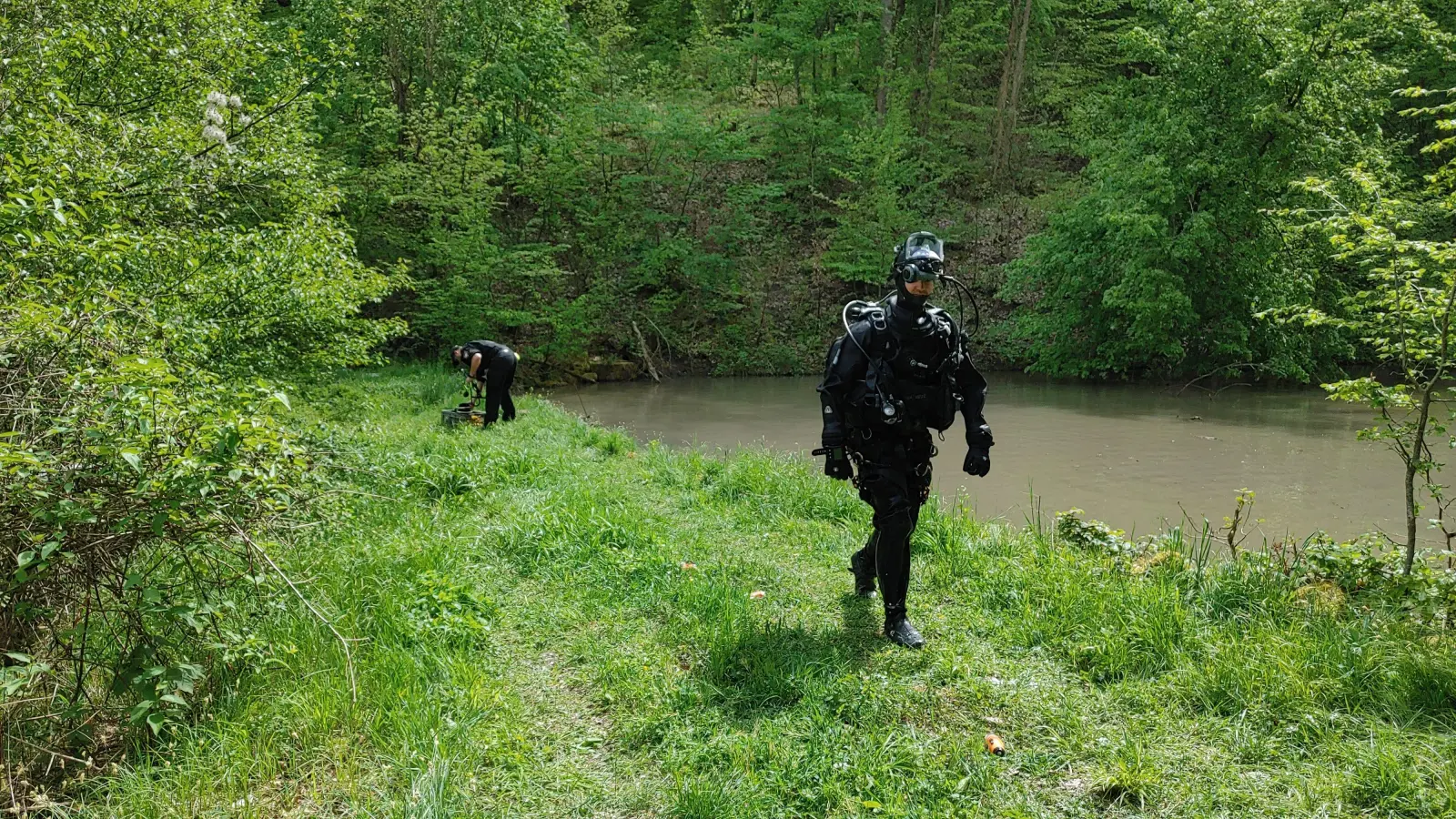 Am Tatort im Wald bei Burgbernheim setzte die Polizei auch Taucher ein. (Foto: Katrin Merklein)