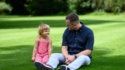 „Endlich ein Gesicht dazu“: Annabel Rogotzki und Fabian Dancker im Park von Schloss Bellevue. (Foto: Bernd von Jutrczenka/dpa)