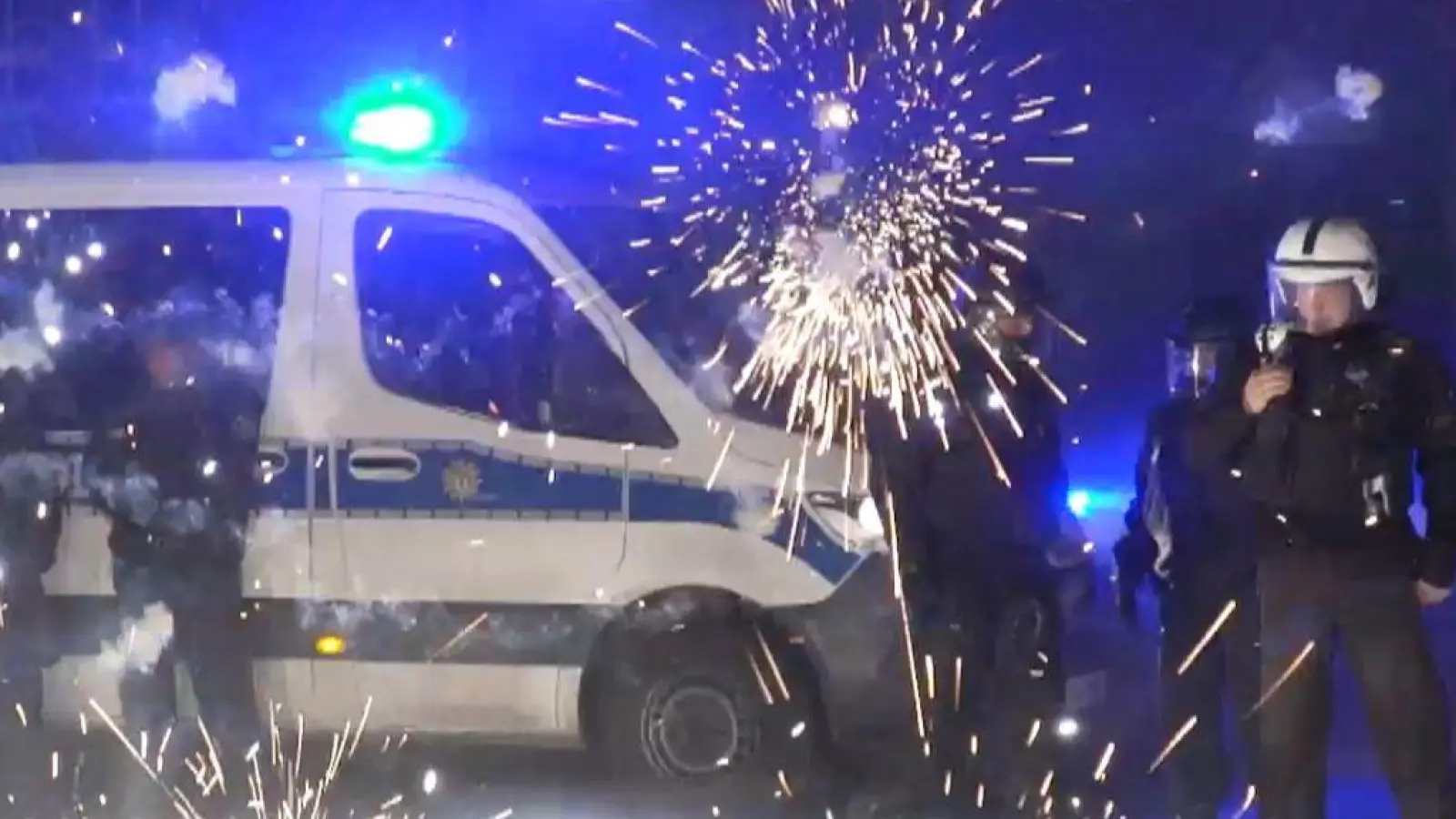 Im vergangenen Jahr wurden in Berlin Rettungskräfte nach Worten von Berlins Polizeipräsidentin Barbara Slowik gezielt in mutmaßliche Hinterhalte gelockt. (Foto: Julius-Christian Schreiner/TNN/dpa)