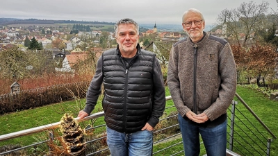 Im CSU-Ortsverband Schillingsfürst wurden die ersten Weichen für die Bürgermeisterwahl im März 2026 gestellt. So benannte das Vorstandsgremium Markus Dinzl (links) als Wunschkandidaten. Das Foto zeigt ihn mit dem Ortsvorsitzenden Dr. Thomas vom Bruch. (Foto: Jürgen Binder)