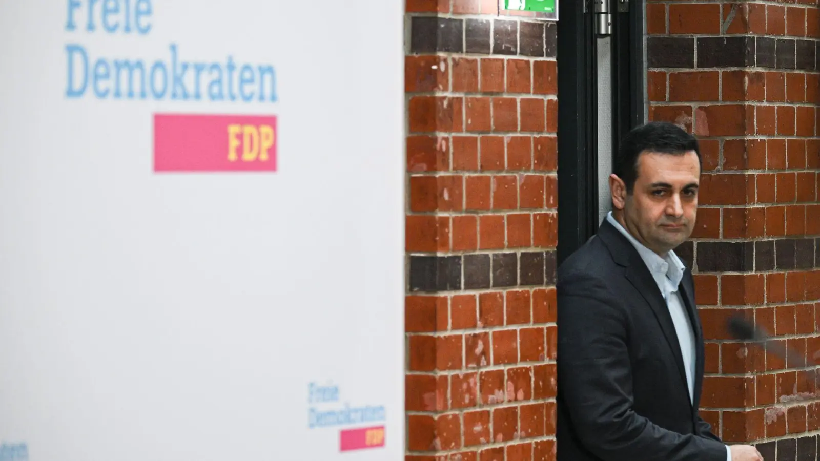 FDP-Generalsekretär Djir-Sarai tritt nach Strategiepapierskandal zurück (Foto: Sebastian Christoph Gollnow/dpa)