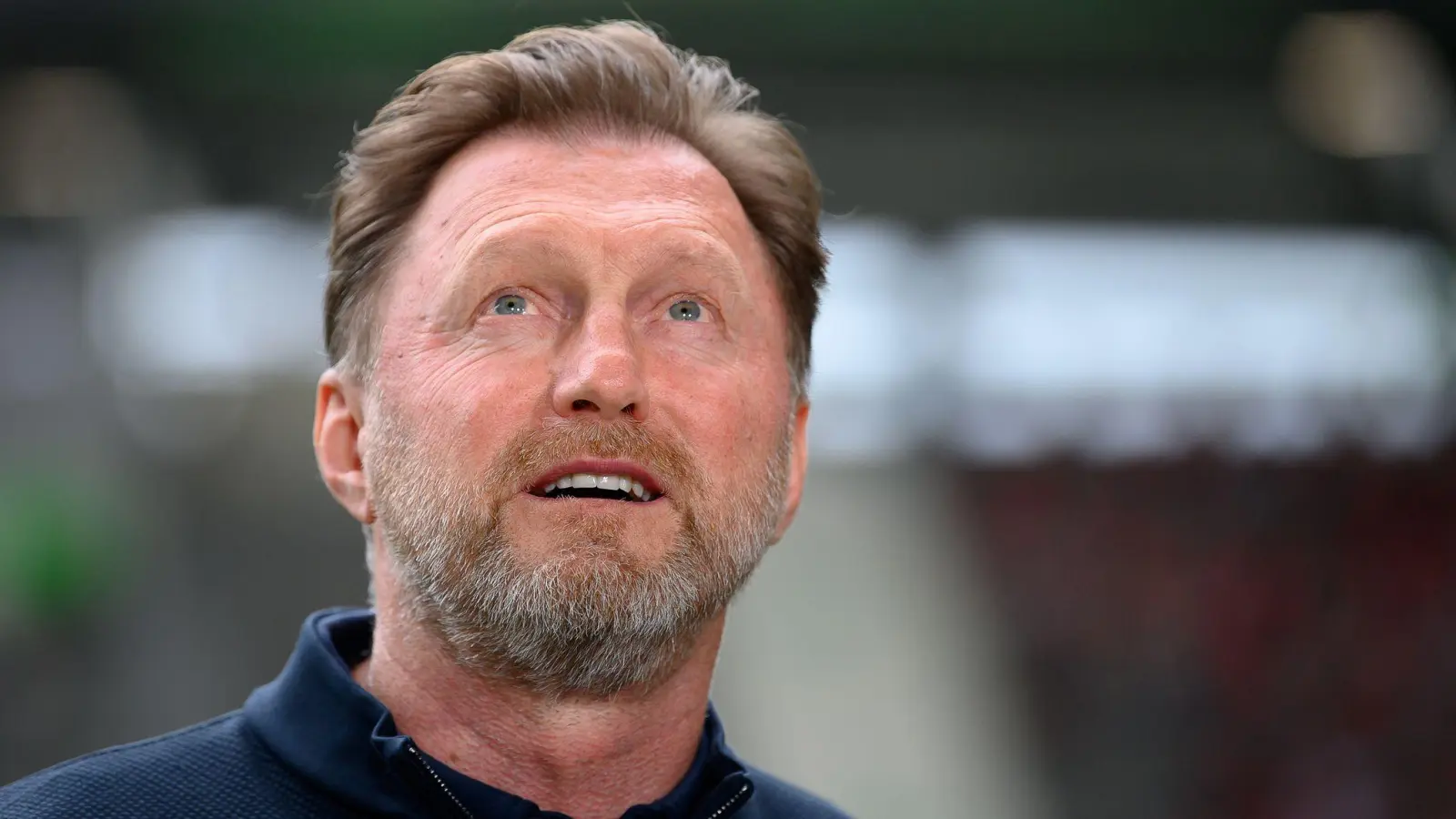 Den ersten Härtetest vor der Saison verliert Wolfsburgs Trainer Ralph Hasenhüttl mit seinem Team. (Foto: Swen Pförtner/dpa)