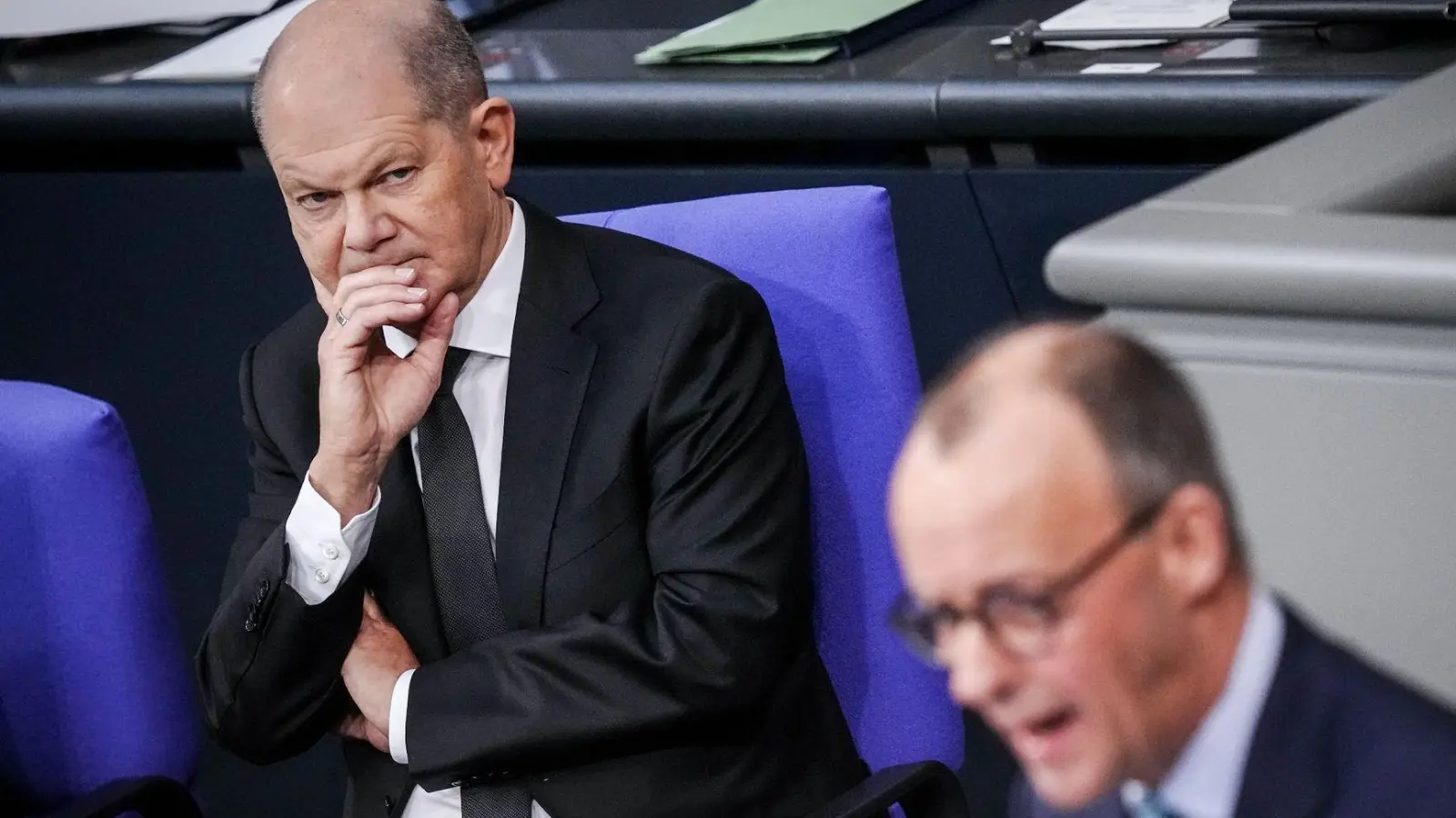 Laut der Forsa-Umfrage würden 33 Prozent für Olaf Scholz stimmen und 31 Prozent für Friedrich Merz (r). (Foto: Kay Nietfeld/dpa)