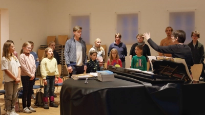 Bei der Chorprobe: David Lugert (erste Reihe) mit der Singschule der Ansbacher Kinder- und Jugendkantorei unter Leitung von Dekanatskantorin Ulrike Walch. (Foto: Thomas Wirth)