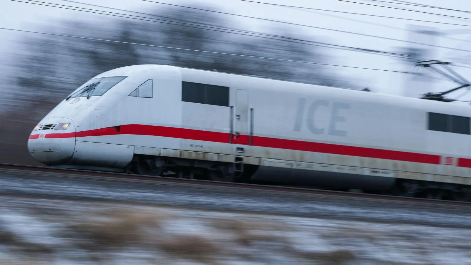 Reisende im Fernverkehr mussten ebenso wie Pendler wegen einer Reparatur an der Oberleitung Geduld mitbringen. (Symbolbild) (Foto: Jan Woitas/dpa-Zentralbild/dpa)