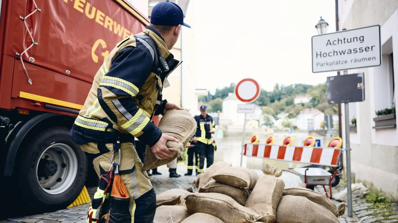 Zahlreiche Feuerwehrleute waren beim Hochwasser 2024 im Einsatz. (Archivbild) (Foto: Tobias C. Köhler/dpa)