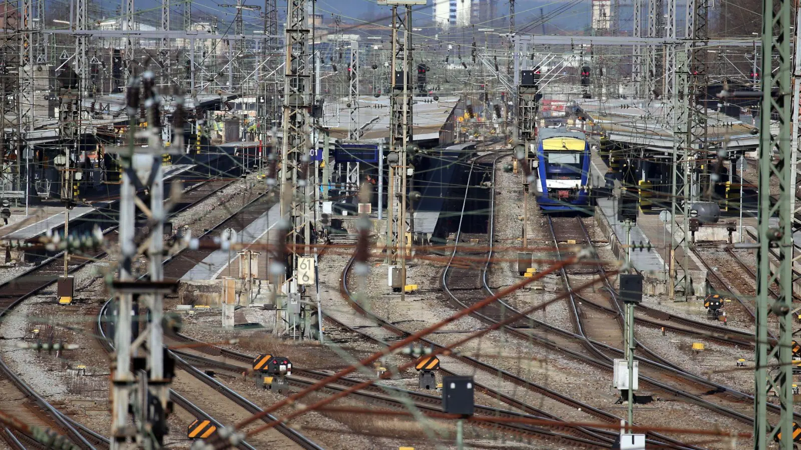 Wegen des Unfalls wurde die ICE-Strecke zwischen Augsburg und Donauwörth gesperrt. (Archivbild) (Foto: Karl-Josef Hildenbrand/dpa)