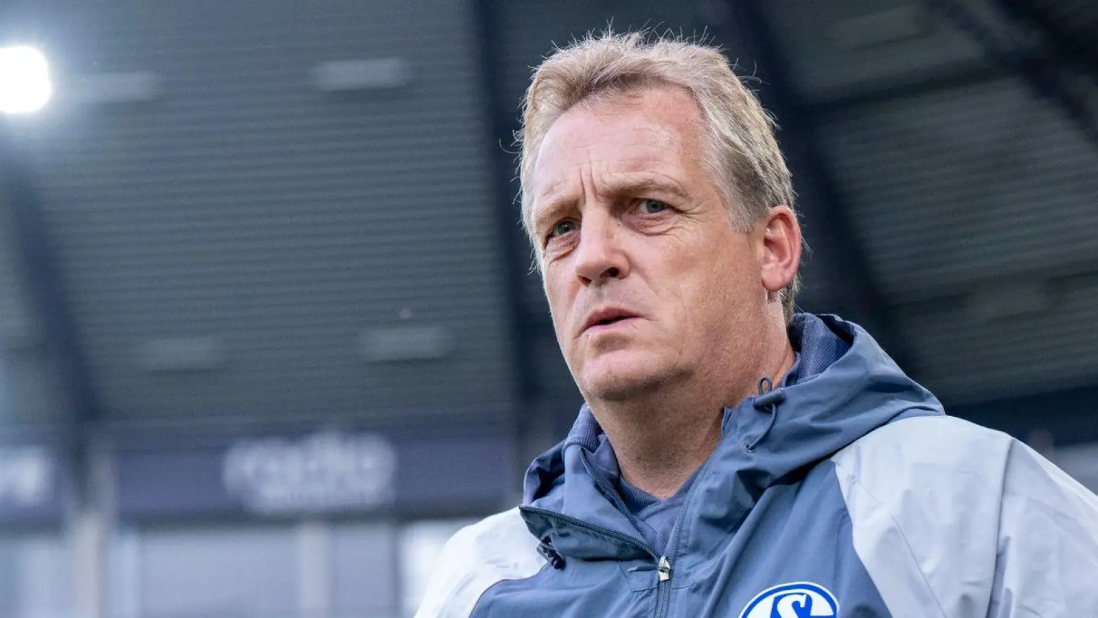 In Zukunft wird Mike Büskens nicht mehr für den FC Schalke 04 tätig sein. (Foto: David Inderlied/dpa)