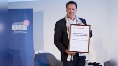 Der Ex-Gouverneur von Kalifornien, Arnold Schwarzenegger hat in Berlin die Ehrendoktorwürde erhalten. (Foto: Joerg Carstensen/dpa)