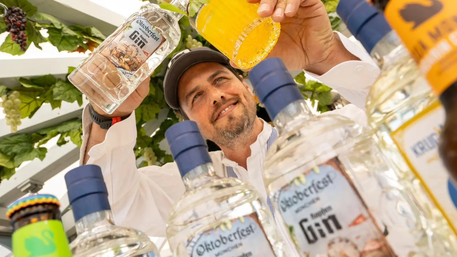 Nicht nur Bier auf der Wiesn: Es gibt auf offiziellen Oktoberfest-Gin.  (Foto: Peter Kneffel/dpa)