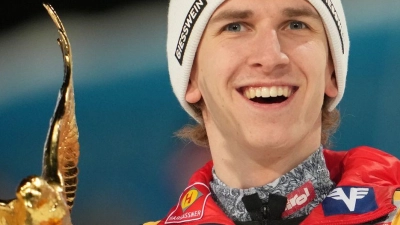 Daniel Tschofenig aus Österreich hält die Trophäe der 73. Vierschanzentournee. (Foto: Georg Hochmuth/APA/dpa)