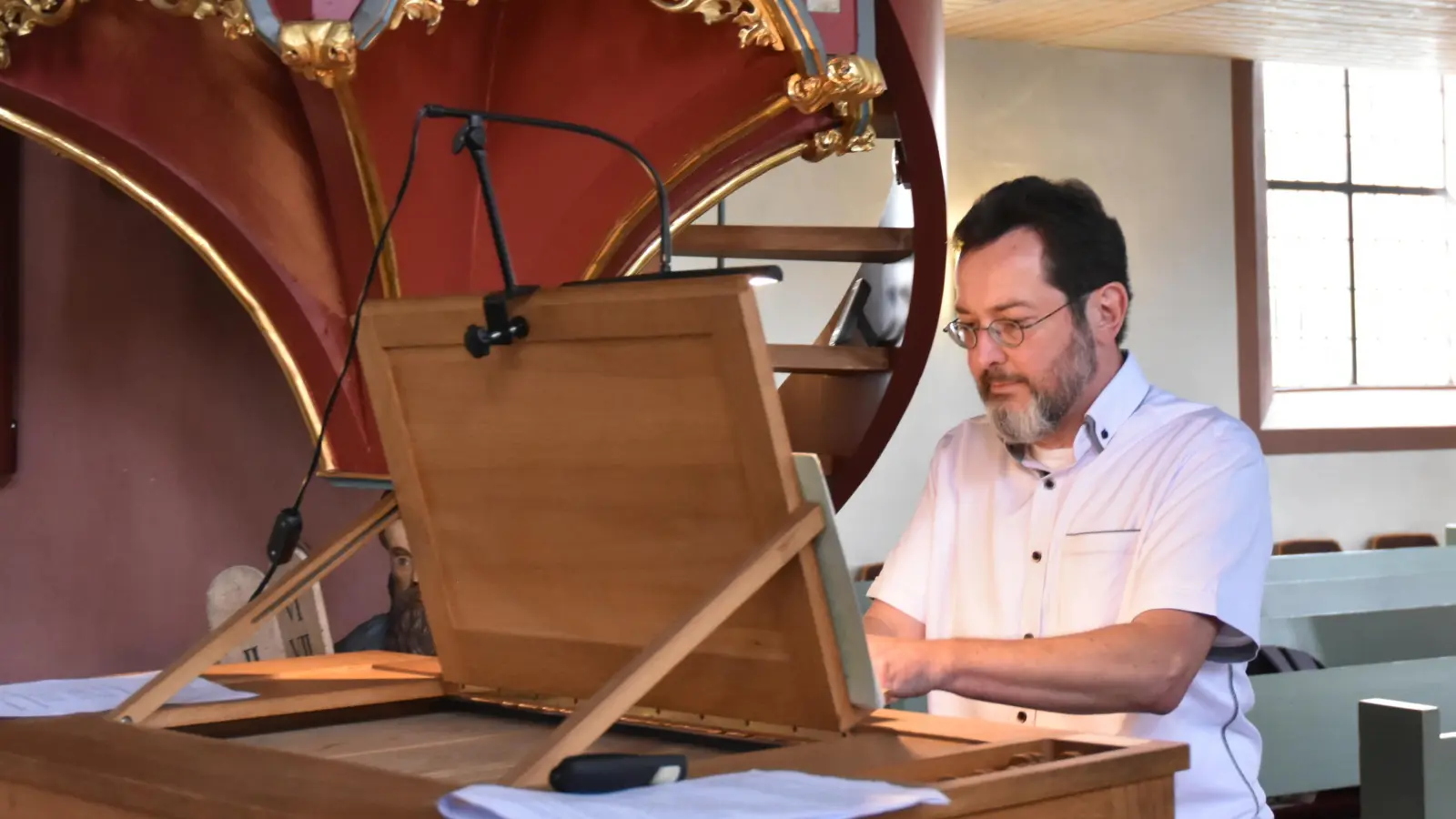 Er entdeckte vor etwa zehn Jahren die Neustädter Orgel-Tabulatur: Harald Wießner, gebürtiger Neustädter, heute Kantor in Niedersachsen. Er spielt hier auf einer Truhenorgel. (Foto: Anita Dlugoß)
