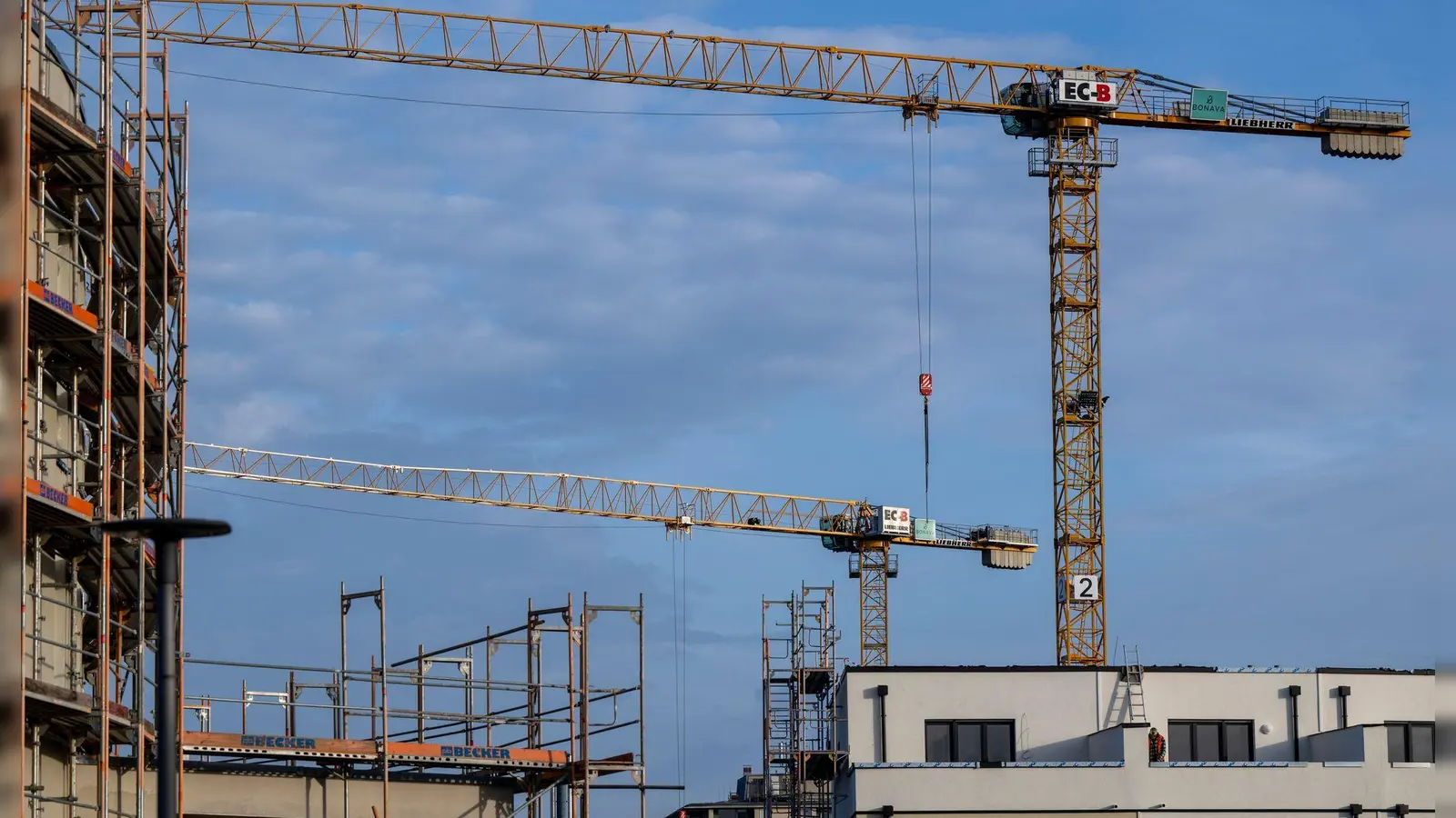 Im Wohnungsbau mangelt es an Aufträgen. (Archivbild) (Foto: Monika Skolimowska/dpa)