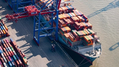 Ein Containerschiff im Hamburger Hafen. (Foto: Daniel Reinhardt/dpa)