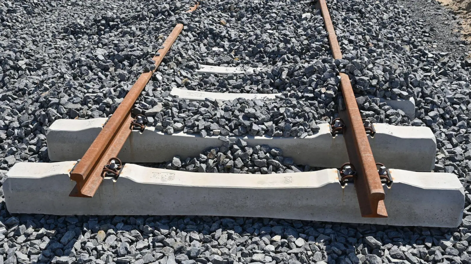 Die Deutsche Bahn hat derzeit mit vielen Baustellen zu tun. (Archivbild)  (Foto: Patrick Pleul/dpa)