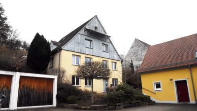 Das ehemalige Pfarrhaus in Rügland stand über viele Monate hinweg leer. Eine Vermietung an die Gemeinde kam nicht zustande, jetzt sollen geflüchtete Menschen dort einziehen. (Archivfoto: Ulrich Brühschwein)