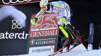 Skirennfahrer Linus Straßer beim Start in Kitzbühel. (Foto: Marco Trovati/AP/dpa)