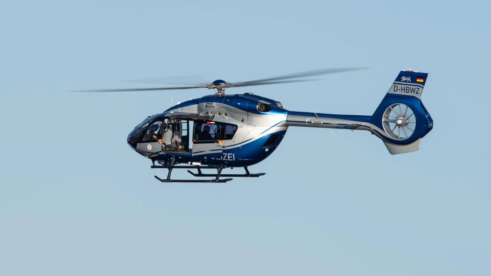 Ein Polizeihubschrauber fliegt im Rahmen eines Trainings über ein Gewässer. (Foto: Silas Stein/dpa/Symbolbild)