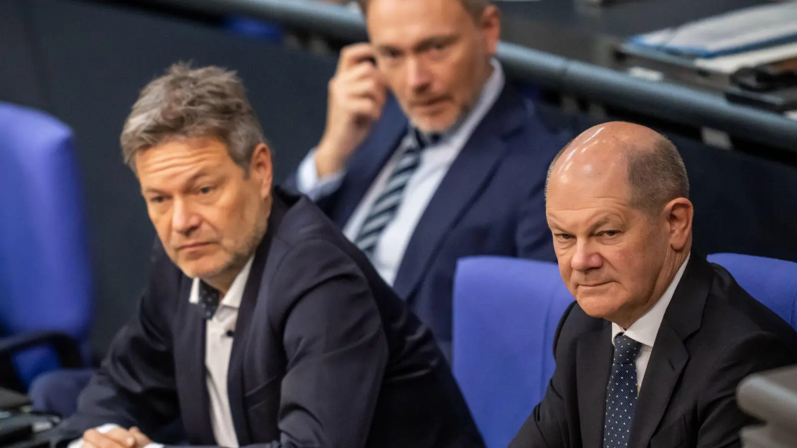 In der Ampel hakt es immer wieder. Finanzminister Lindner kritisiert nun das Auftreten der Koalition in der Wirtschaftspolitik - und geht Kanzler Olaf Scholz und Vizekanzler Robert Habeck direkt an. (Archivbild) (Foto: Michael Kappeler/dpa)