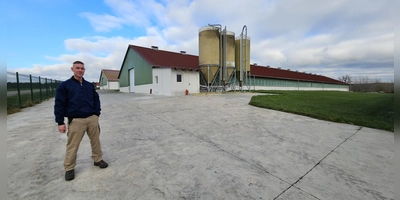 Will seine derzeit leer stehenden Putenmastställe umnutzen und künftig Legehennen halten: Landwirt Christoph Ballenberger. (Foto: Wolfgang Grebenhof)