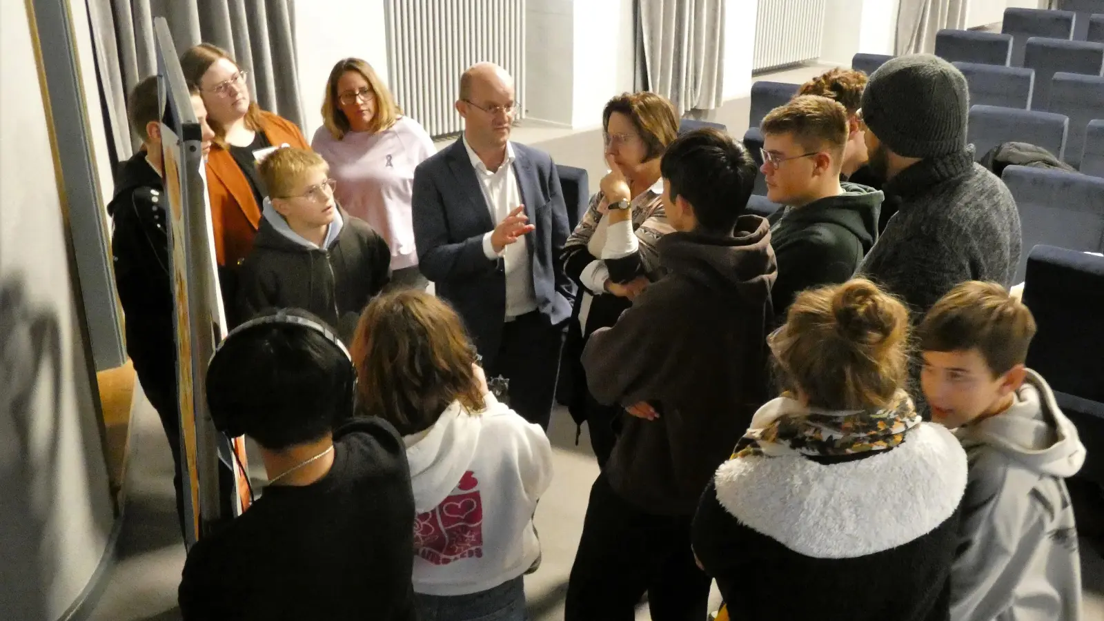 Die Jugendlichen diskutierten bei der Zukunftswerkstatt intensiv mit Oberbürgermeister Dr. Markus Naser über ihre Ideen und Vorschläge. (Foto: Karl-Heinz Gisbertz)