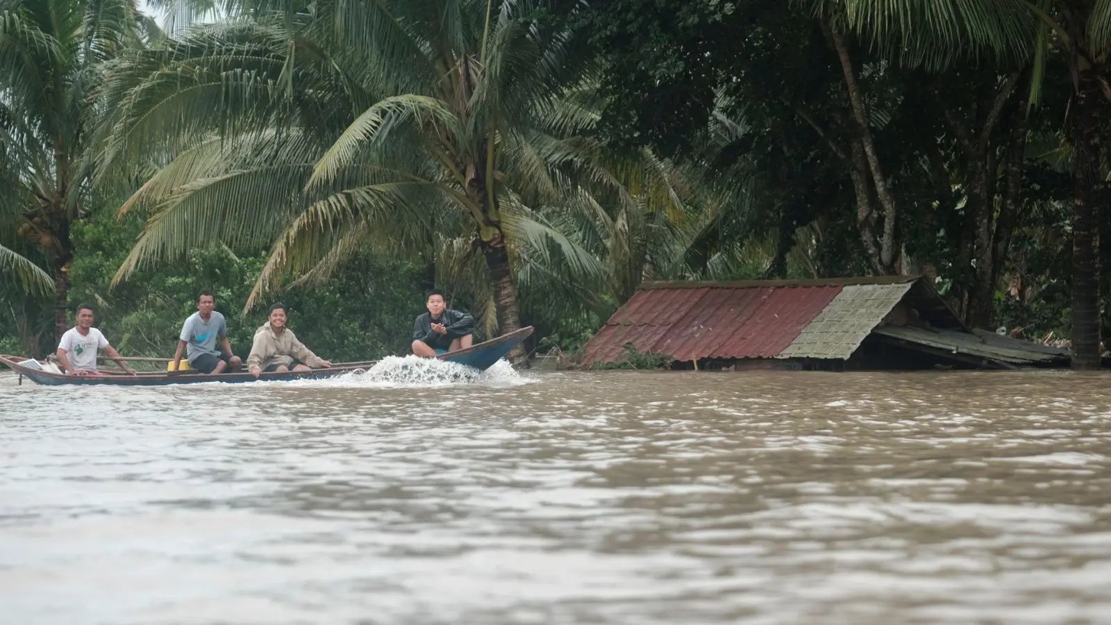 Das Wasser stand vielerorts bis zu den Dächern. (Foto: John Michael Magdasoc/AP)