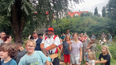 Hotzenplotz gefesselt, Wachtmeister Dimpflmoser zufrieden: Die Jagd auf den Räuber hat wieder viele kleine und große Besucher zum gleichnamigen Fest in Wolframs-Eschenbach gelockt. (Foto: Diane Mayer)