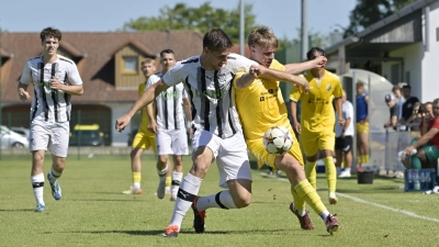 Verdrängungswettbewerb: Auch Levin Körger (rechts, hier gegen Max Hering vom FSV Stadeln) steht dem SVG Steinachgrund nun nicht zur Verfügung. (Foto: Martin Rügner)