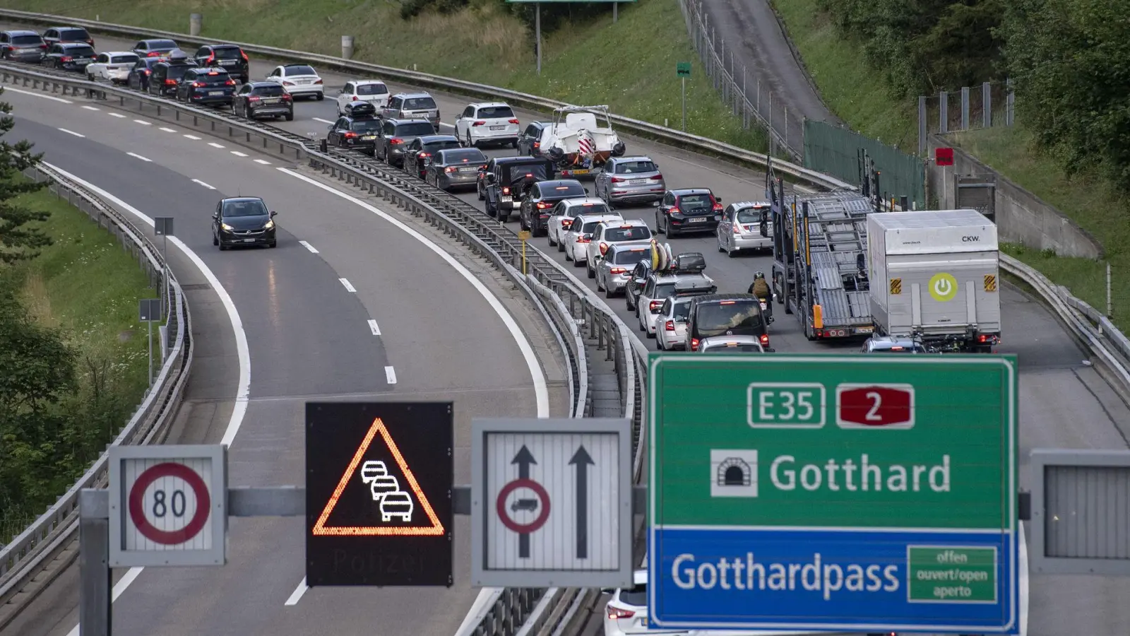 Der Gotthardtunnel ist ein Nadelör mit teils stundenlangen Wartezeiten auf dem Weg in den Süden.  (Foto: Urs Flueeler/KEYSTONE/dpa)