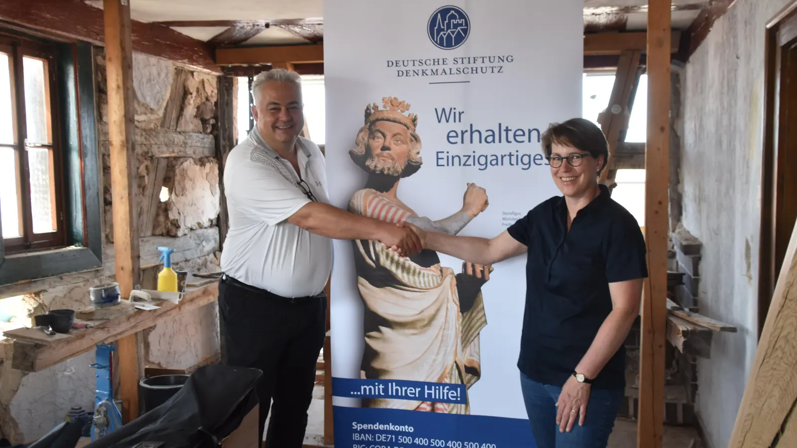 Glückwunsch und Dank: Elisabeth Balk von der Stiftung Denkmalschutz hatte für Bürgermeister Claus Seifert eine 30.000-Euro-Zusage und die Aussicht auf eine weitere Förderung im Gepäck. (Foto: Andreas Reum)