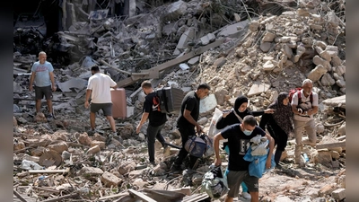 Allein in den vergangenen 24 Stunden sollen laut der libanesischen Regierung 60 Menschen bei israelischen Luftangriffen gestorben sein.  (Foto: Bilal Hussein/AP/dpa)