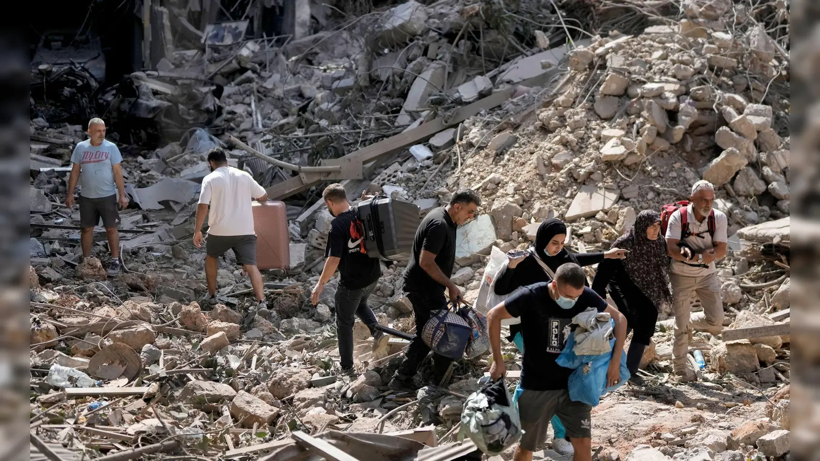 Allein in den vergangenen 24 Stunden sollen laut der libanesischen Regierung 60 Menschen bei israelischen Luftangriffen gestorben sein.  (Foto: Bilal Hussein/AP/dpa)