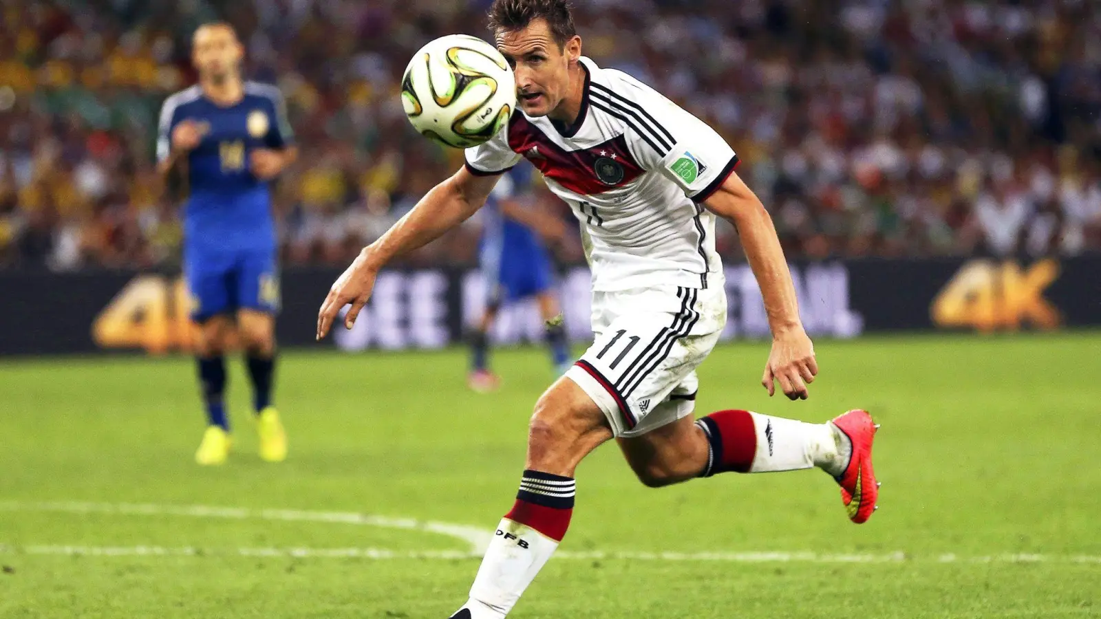 Stürmer Miroslav Klose läuft während des Finals der Weltmeisterschaft in Brasilien zwischen Deutschland und Argentinien über den Platz in Rio de Janeiro. (Foto: Marcelo Sayao/EFE/dpa/Archivbild)