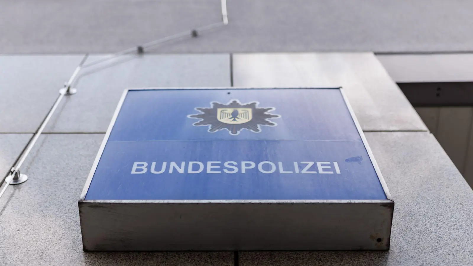 Die Bundespolizei bittet Zeuginnen und Zeugen um Hinweise. (Symbolbild) (Foto: Daniel Karmann/dpa)