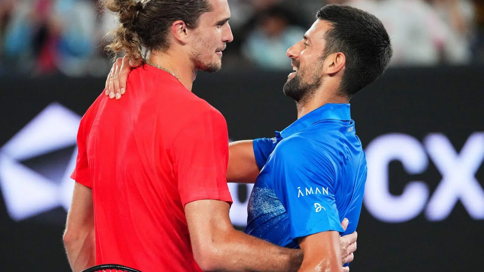 Verstehen sich gut: Die Tennisstars Alexander Zverev (l) und Novak Djokovic (Foto: Vincent Thian/AP/dpa)